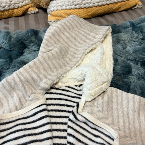 Sweater Jacket size small.  Excellent condition. - Picture 9 of 13